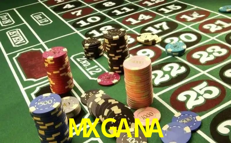 Escena dinámica inspirada en casino con iluminación MXGANA, cartas, fichas e íconos de juegos digitales en un espacio moderno de juegos.